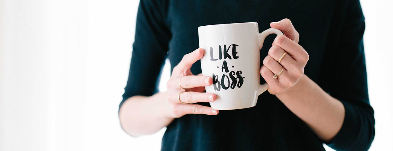 femme tenant un mug avec inscription like a boss