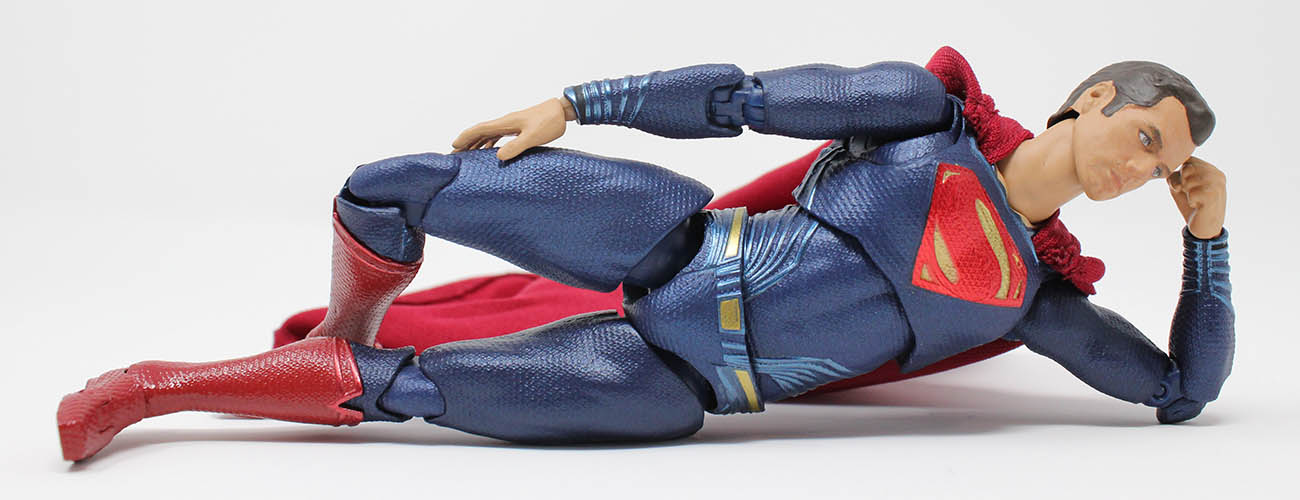 figurine de superman en position allongé