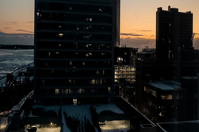 immeubles en contre jour en fin de jounée sur couché de soleil en hiver