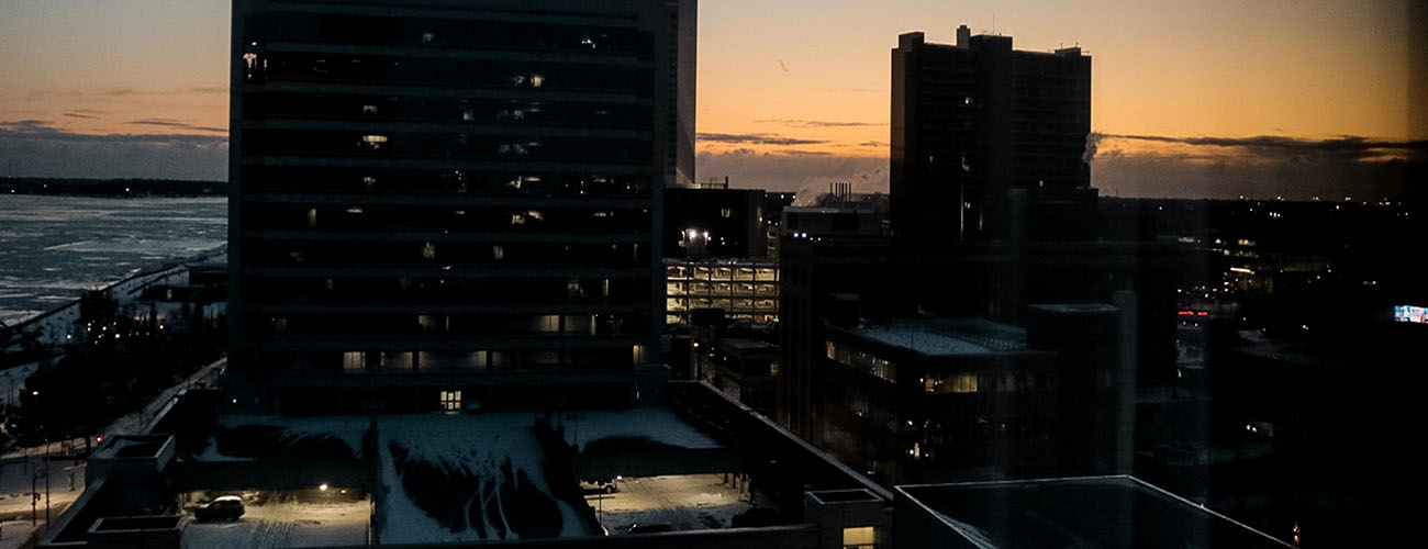 immeubles en contre jour en fin de jounée sur couché de soleil en hiver