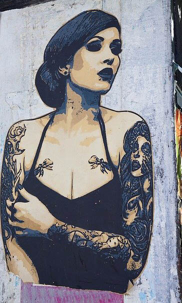 illustration murale d'une jeune femme arborant des tatouages