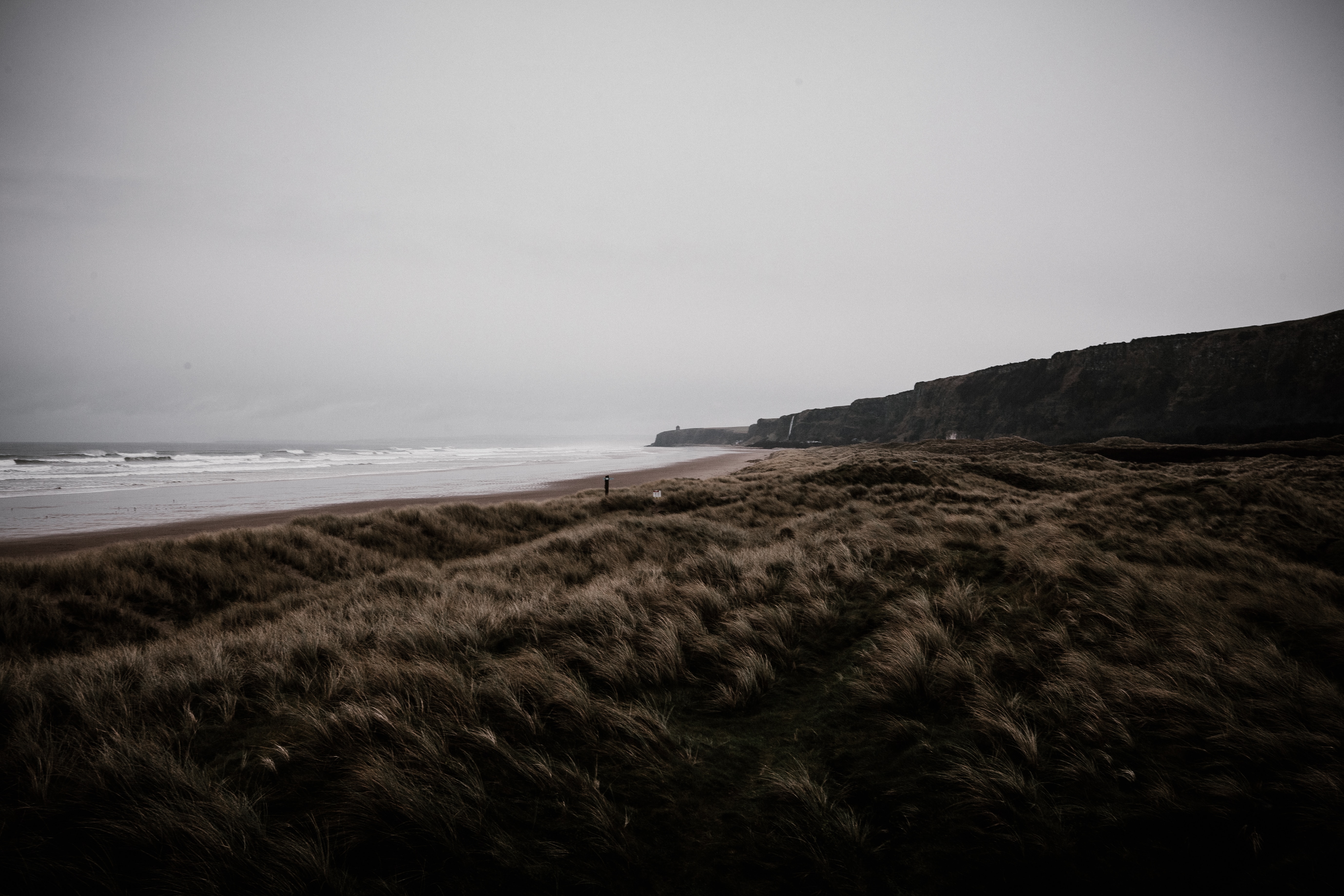 paysage de plage irlandaise en saison froide, sable, mer, falaises, dunes herbasées