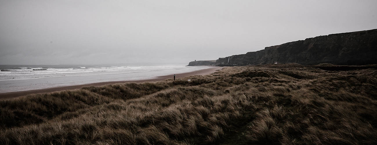 paysage de plage irlandaise en saison froide, sable, mer, falaises, dunes herbasées