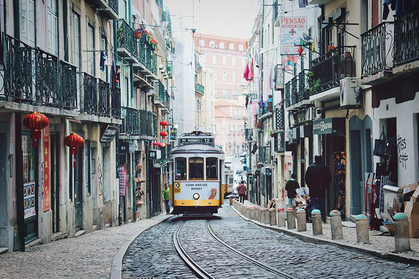 rue historique de Lisbonne avec le tram de Lisbonne en circulation